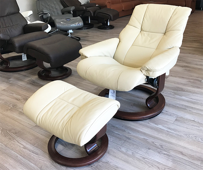 Stressless Kensington Large Mayfair Paloma Kitt Leather Recliner Chair and Ottoman by Ekornes