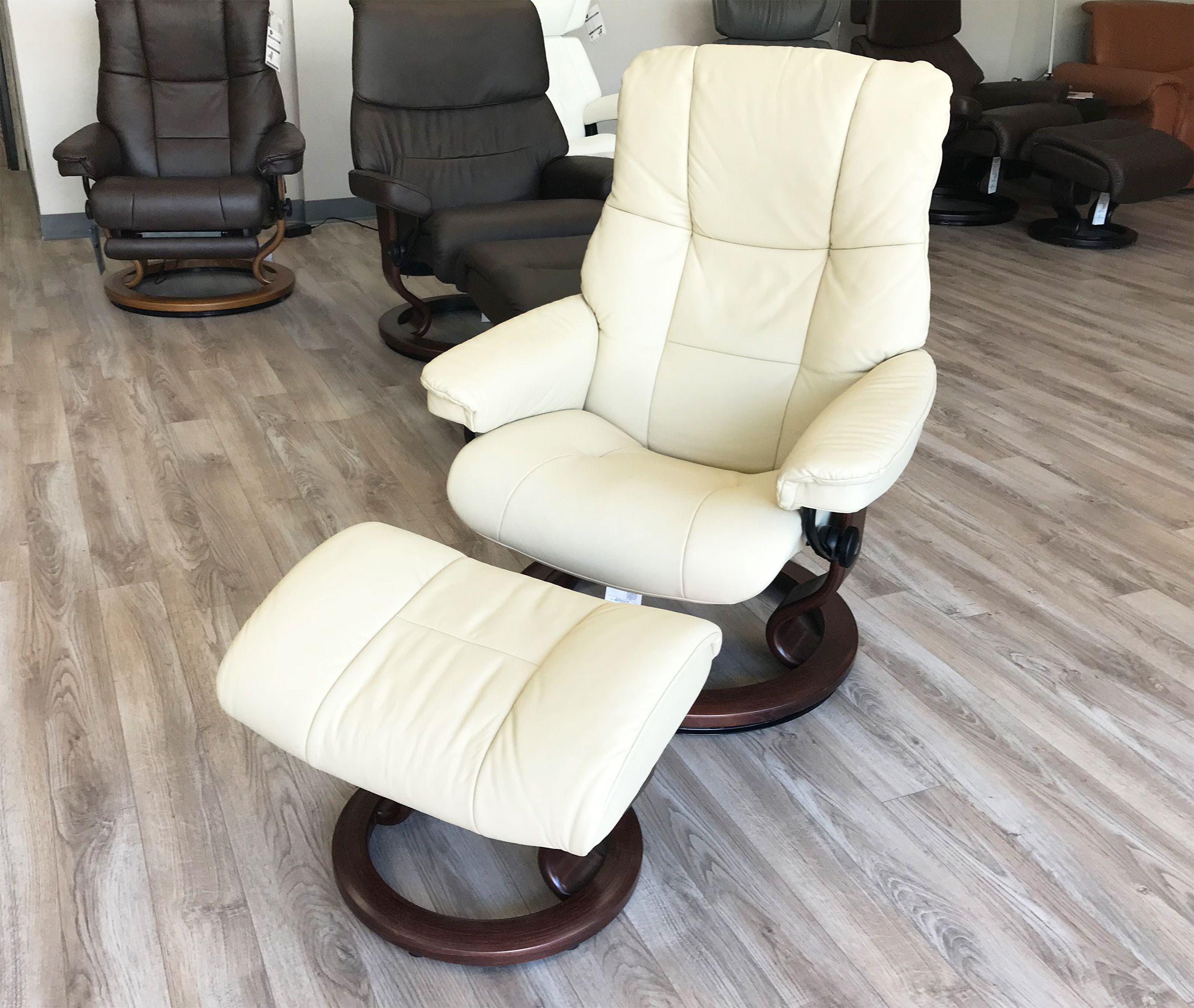 stressless kensington large mayfair paloma kitt leather recliner chair and  ottomanekornes