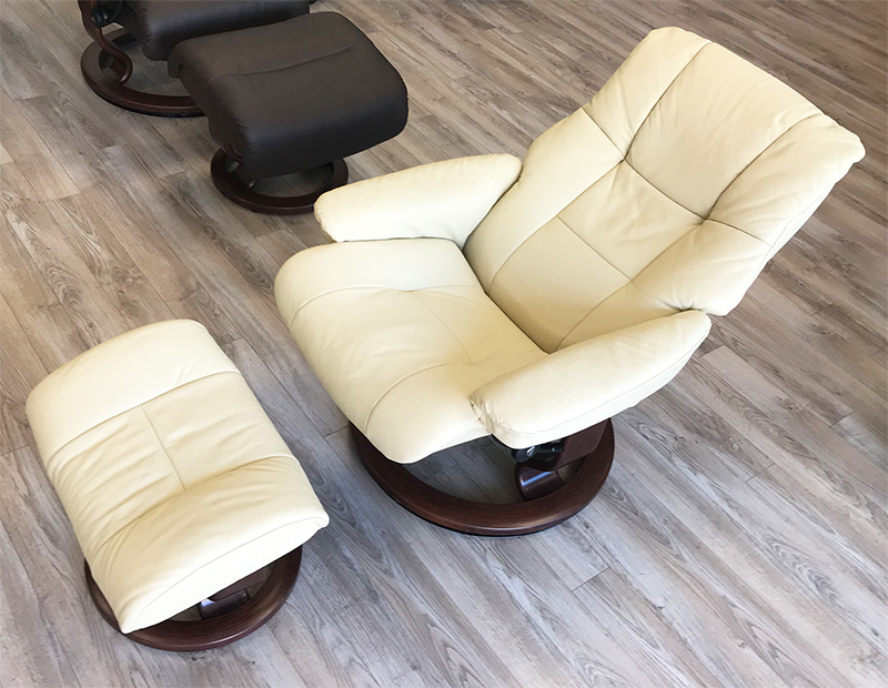 Stressless Kensington Large Mayfair Paloma Kitt Leather Recliner Chair and Ottoman by Ekornes